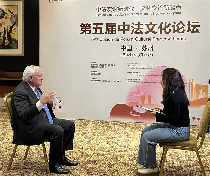 法國前總理、法國展望與創(chuàng)新基金會(huì)主席讓-皮埃爾·拉法蘭接受人民網(wǎng)的采訪。（國際在線供圖）