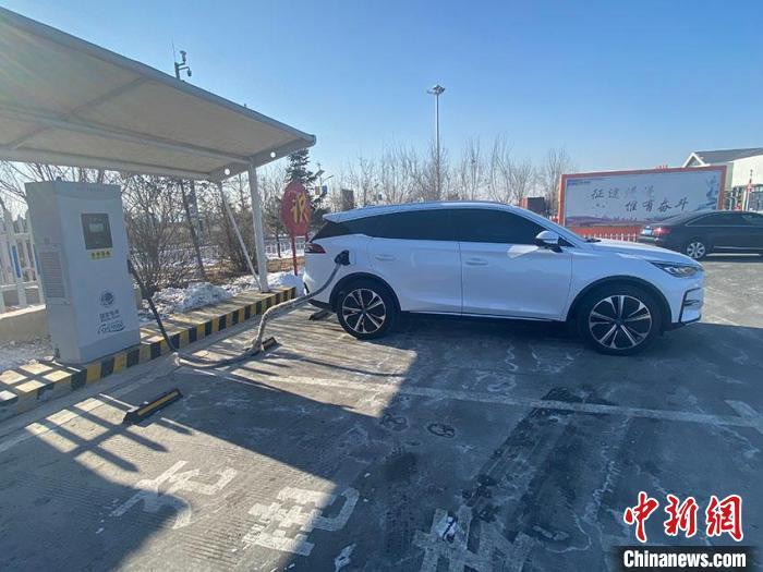 資料圖：新能源汽車正在充電?！±畹?攝