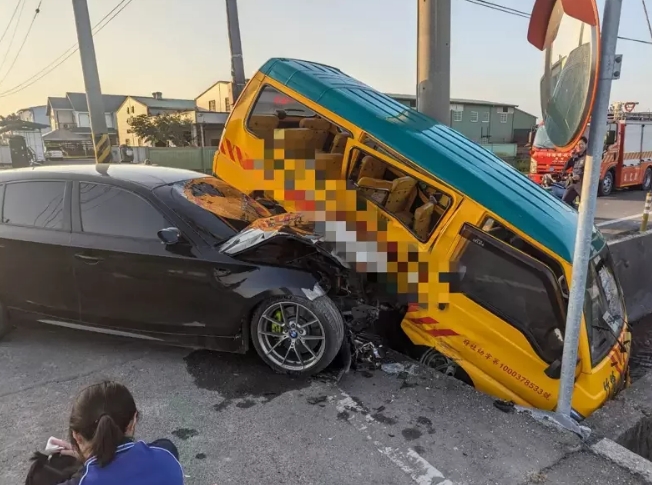 托兒所校車被轎車從側(cè)邊撞上，車體嚴重毀損。圖片來源：臺灣《聯(lián)合報》民眾供圖