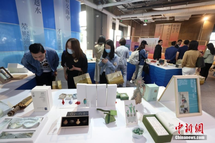 9月28日，“一帶一路，文明之橋”圖書文創(chuàng)展在北京圖書大廈開幕，圖為觀眾參觀展覽。<a target='_blank' href='/'><p  align=
