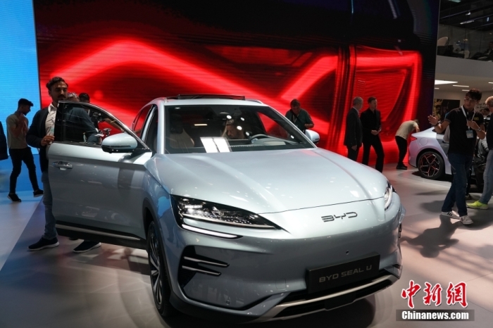 2023年德國國際汽車及智慧出行博覽會(IAA mobility)(亦簡稱慕尼黑國際車展)將于9月5日正式開幕。在9月4日舉行的媒體日，記者看到諸品牌紛紛攜“拳頭”產(chǎn)品亮相。圖為當日比亞迪SEAL U在歐洲首秀。<a target='_blank' href='/'><p  align=