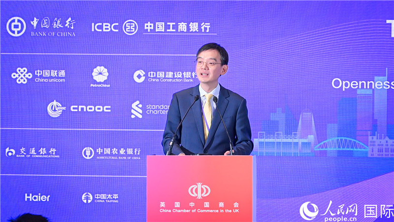 英國(guó)中國(guó)商會(huì)會(huì)長(zhǎng)、中國(guó)銀行倫敦分行行長(zhǎng)方文建 致歡迎辭。人民網(wǎng) 郭錦標(biāo)攝
