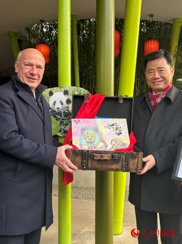 吳墾大使和韋格納市長(zhǎng)手捧德國(guó)兒童為“夢(mèng)想”“夢(mèng)圓”準(zhǔn)備的手繪“送別大禮包”。人民網(wǎng)記者 徐馨攝