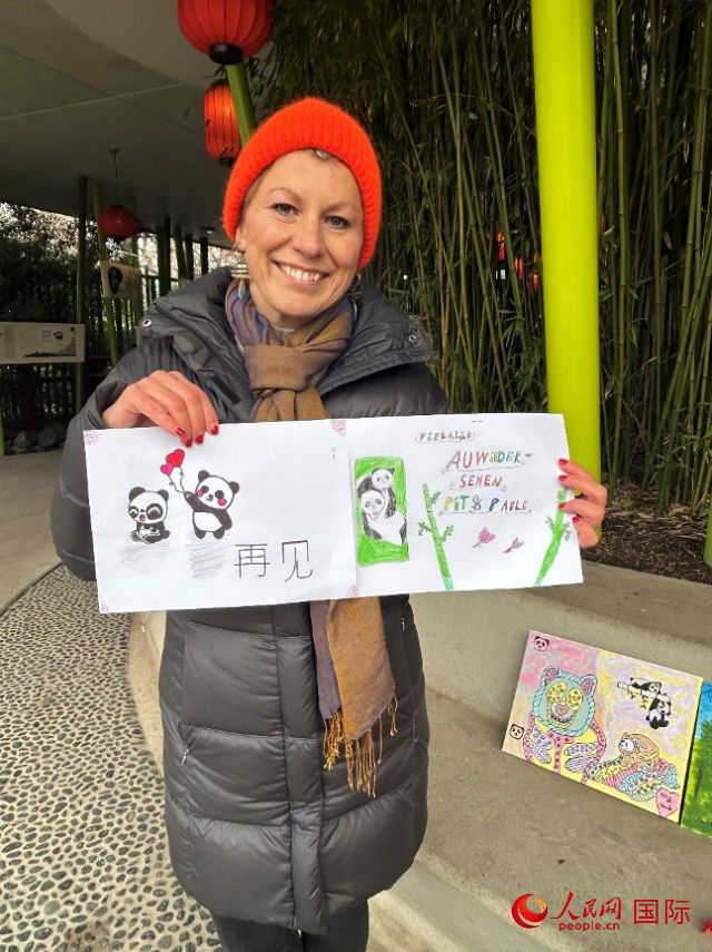 桑德拉和德國(guó)小朋友們的作品。右圖寫著“祝福好運(yùn)，再見(jiàn) Pit和Paule（“夢(mèng)想”“夢(mèng)圓”的德語(yǔ)名字）”。人民網(wǎng)記者 徐馨攝