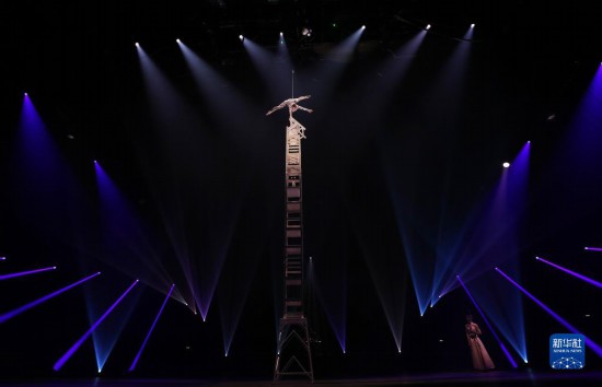 12月8日，演員在法國巴黎舉行的中國雜技“奇妙之夜”演出上表演《高椅》。新華社記者 高靜 攝
