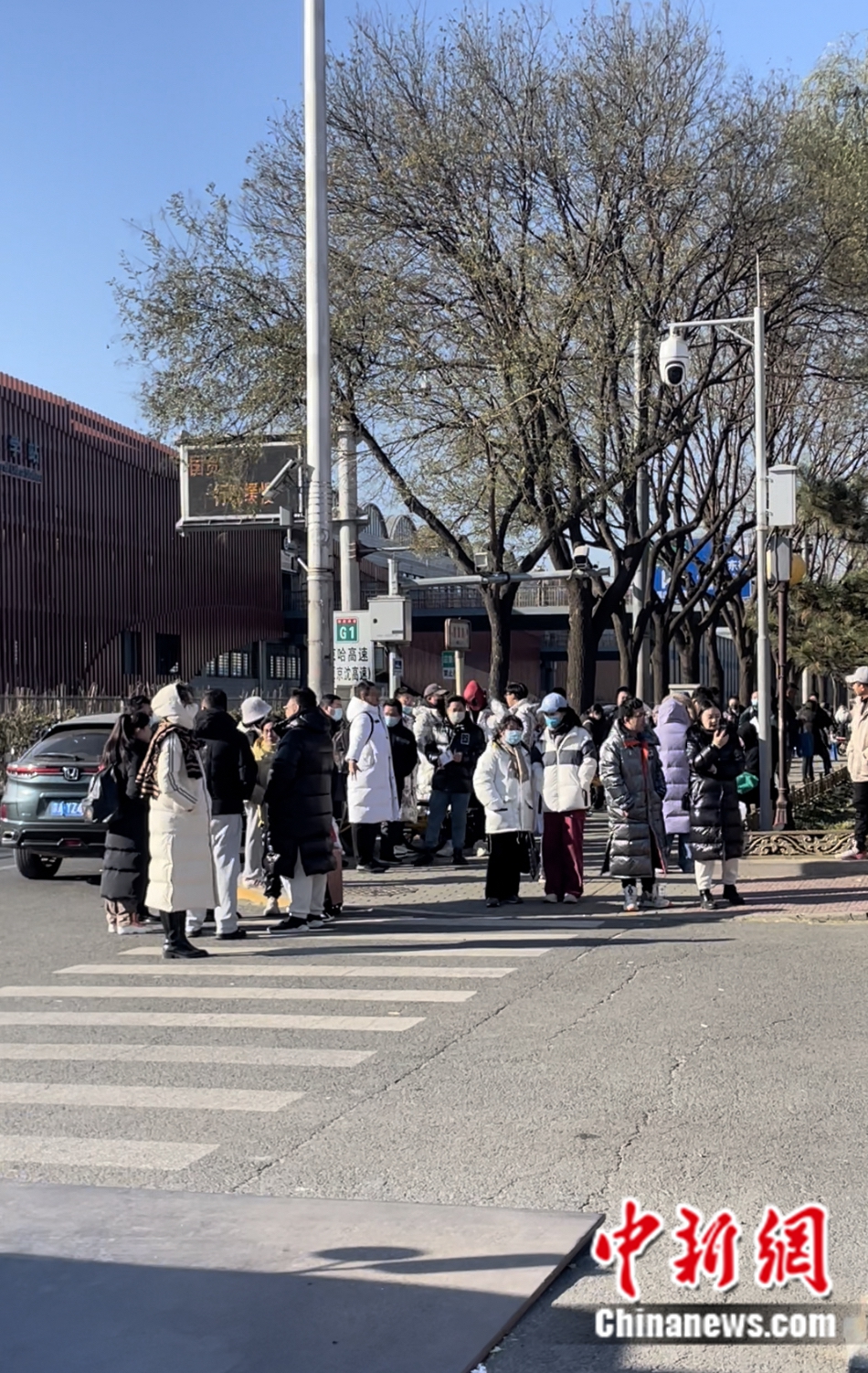不少家長和老師在考場外等候。袁秀月 攝