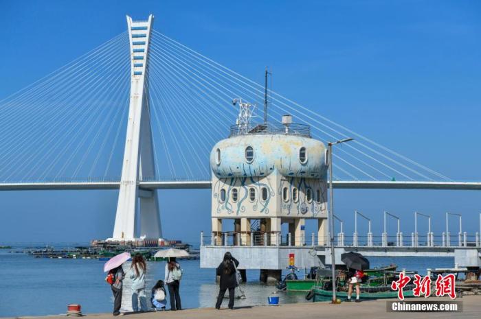 圖為游客在文昌鋪前漁港游玩。<a target='_blank' href='/' _fcksavedurl='/' ><p  align=