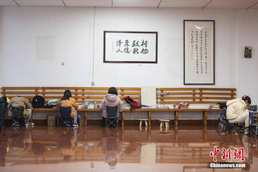 資料圖：幾位考研學生在南昌大學教學樓的公共空間復習備考。劉力鑫 攝