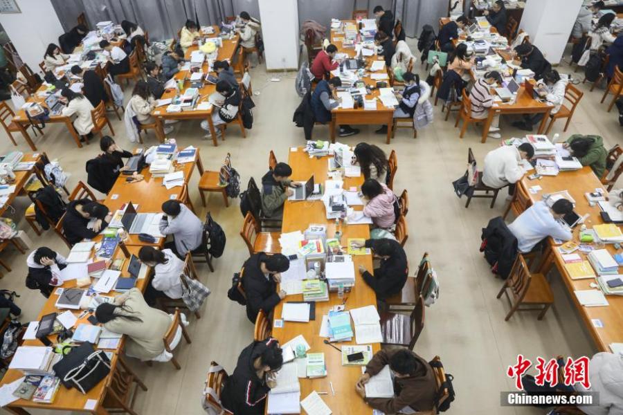 資料圖：眾多考研學生在南昌大學圖書館的自習室內(nèi)復習備考。劉力鑫 攝