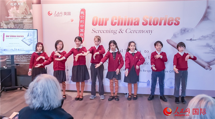 肯辛頓韋德預(yù)備學(xué)校小學(xué)生表演。人民網(wǎng) 郭錦標(biāo)攝