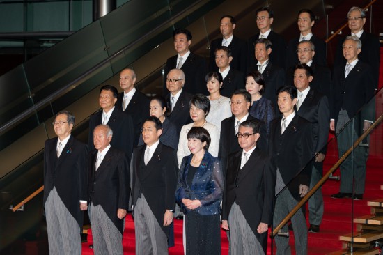 9月13日，日本首相岸田文雄（前排中）在東京的首相官邸率閣僚合影。新華社記者張笑宇攝
