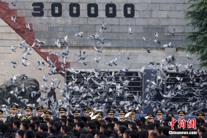 12月13日是第十個(gè)南京大屠殺死難者國家公祭日。當(dāng)天上午，南京大屠殺死難者國家公祭儀式在侵華日軍南京大屠殺遇難同胞紀(jì)念館舉行。圖為國家公祭儀式現(xiàn)場。<a target='_blank' href='/'><p  align=
