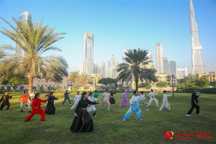 迪拜民眾在練習(xí)太極拳。人民網(wǎng) 塔里克·易卜拉欣攝