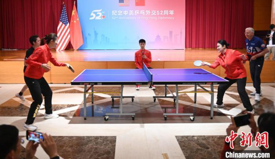 當(dāng)?shù)貢r間12月13日，中國駐美使館在華盛頓舉辦慶?；顒蛹o念中美乒乓外交52周年。圖為丁寧、劉偉、戴爾等中美運動員上演混雙表演賽。中新社記者 陳孟統(tǒng) 攝