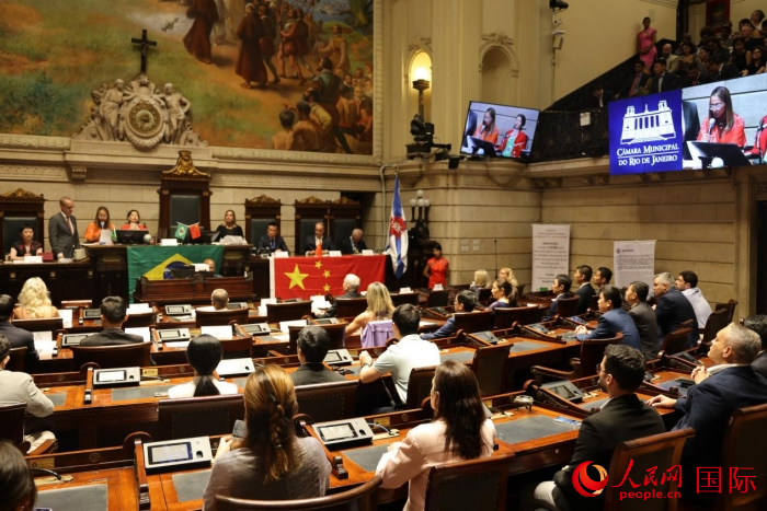當(dāng)?shù)貢r間12月15日晚，巴西里約熱內(nèi)盧市議會在議會大廳舉行隆重儀式，向一批為推動巴西和中國友好合作做出突出貢獻(xiàn)的機(jī)構(gòu)、團(tuán)體和個人授予“杰出貢獻(xiàn)獎”。人民網(wǎng)記者 時元皓攝