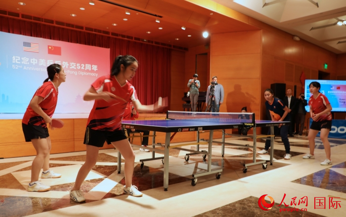 來自北京大學(xué)、美國(guó)弗吉尼亞大學(xué)的中美青年乒乓球運(yùn)動(dòng)員進(jìn)行表演賽。人民網(wǎng)記者 李志偉攝