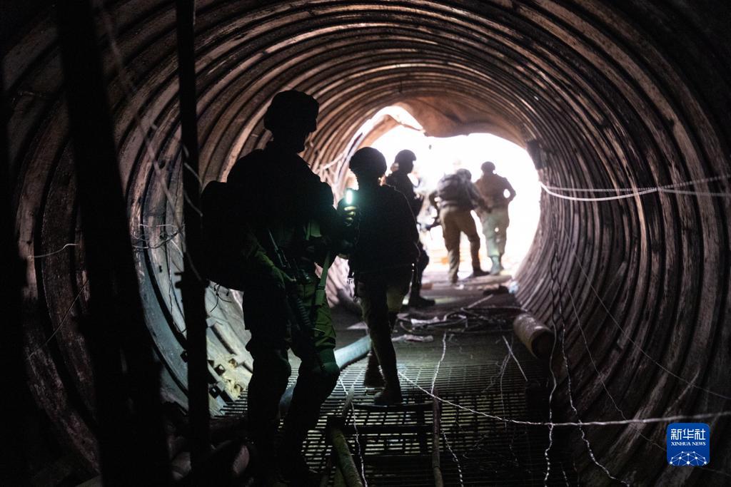 這張以色列國防軍12月17日發(fā)布的照片顯示，以軍地面部隊在加沙地帶發(fā)現(xiàn)一處大型地下隧道。新華社發(fā)
