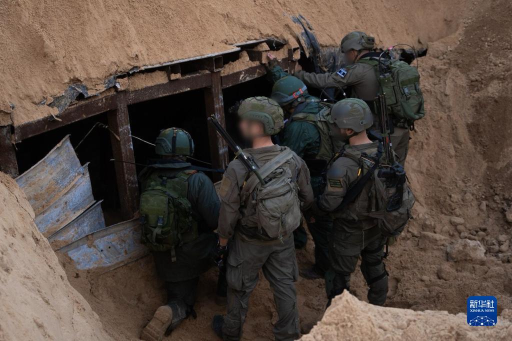 這張以色列國防軍12月17日發(fā)布的照片顯示，以軍地面部隊在加沙地帶發(fā)現(xiàn)一處大型地下隧道。新華社發(fā)
