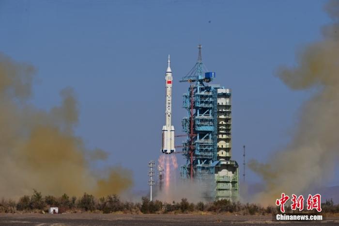 資料圖：北京時間2023年10月26日11時14分，搭載神舟十七號載人飛船的長征二號F遙十七運載火箭在酒泉衛(wèi)星發(fā)射中心點火發(fā)射。汪江波 攝