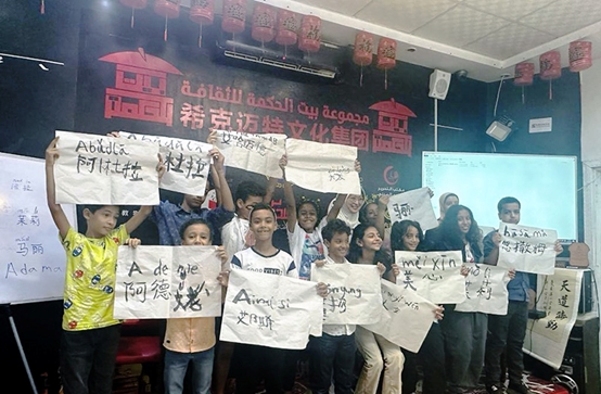 學(xué)著用中文書(shū)寫(xiě)自己姓名的埃及兒童們。埃及?？诉~特文化集團(tuán)供圖