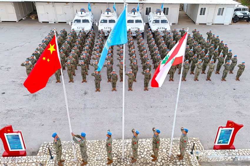 1月1日，中國(guó)第22批赴黎巴嫩維和官兵們舉行升旗儀式。胡光明攝