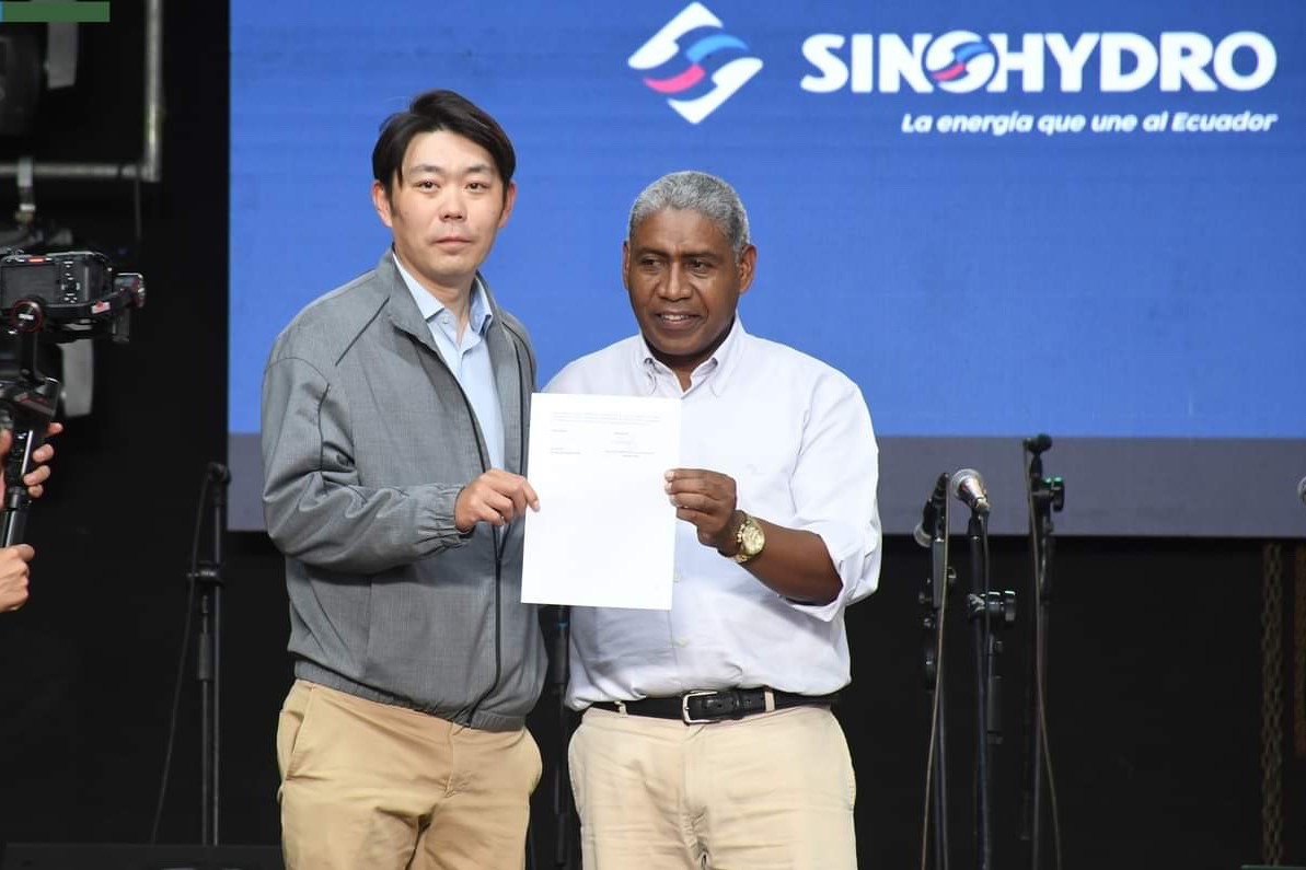 中國電建厄瓜多爾國別代表白納（左）代表中國電建向厄瓜多爾埃爾查科市康復(fù)中心捐贈(zèng)了一批康復(fù)器材，埃爾查科市市長奧斯卡·德拉克魯斯·卡瓦蒂霍（右）對中國企業(yè)的善舉表示感謝。中國電建厄瓜多爾代表處供圖