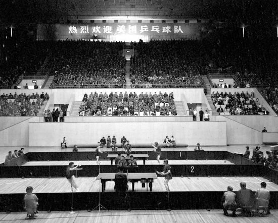 圖為1971年4月13日，中華全國體育總會舉行歡迎儀式，歡迎前來中國進行訪問的美國乒乓球代表團。中美兩國乒乓球運動員在北京首都體育館進行了友誼比賽。新華社發(fā)