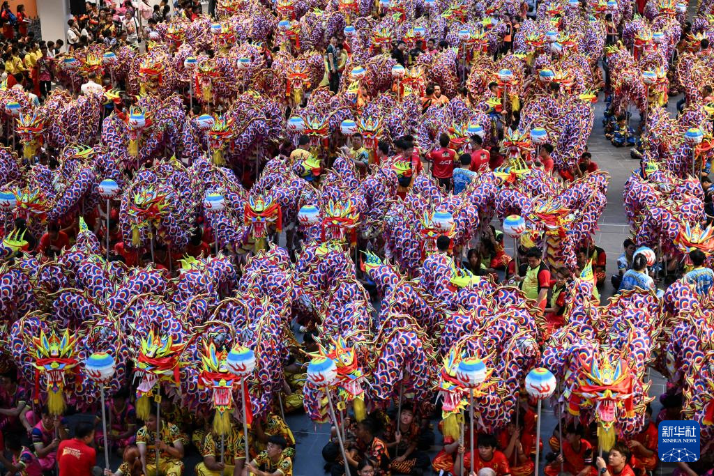 1月7日，演員們?cè)隈R來(lái)西亞雪蘭莪州巴生的一家購(gòu)物中心進(jìn)行舞龍表演。新華社記者 程一恒 攝