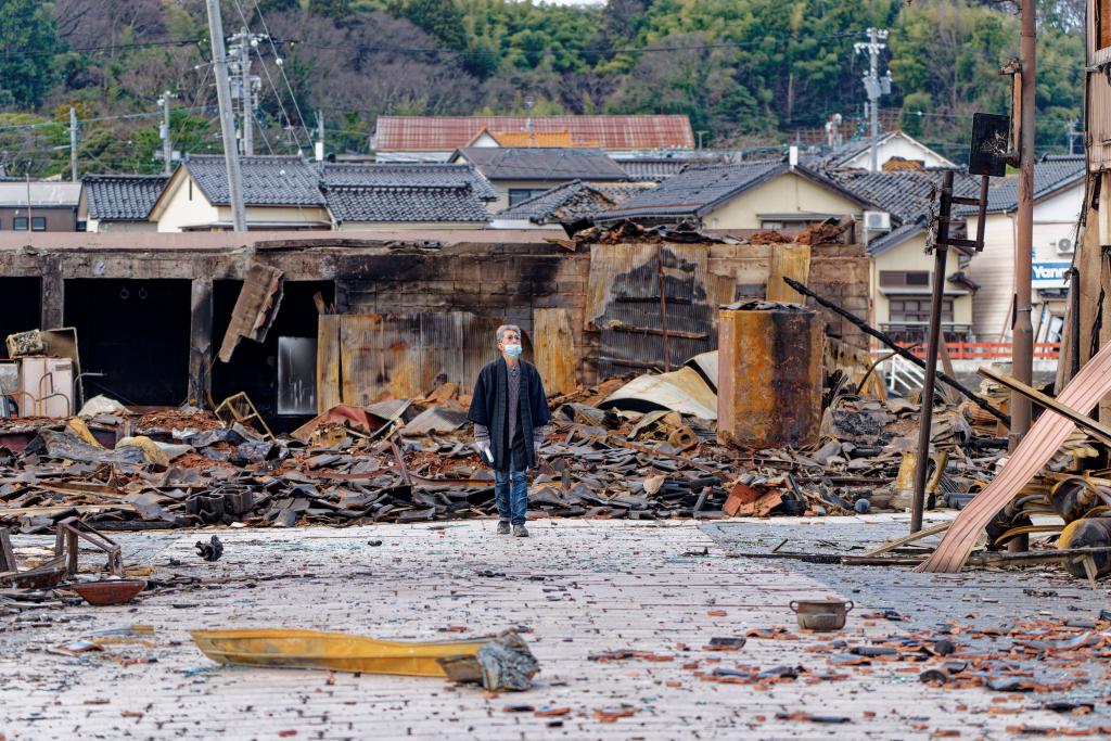 1月4日，一名市民查看日本石川縣輪島市“輪島早市”廢墟。新華社記者張笑宇攝