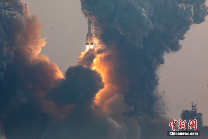 北京時間1月11日13時30分，引力一號遙一運載火箭由太原衛(wèi)星發(fā)射中心在山東海陽附近海域點火升空，將云遙一號18～20星3顆衛(wèi)星送入預定軌道，飛行試驗任務獲得圓滿成功。這是引力一號火箭首次飛行，創(chuàng)造全球最大固體運載火箭、中國運力最大民商火箭紀錄。圖/太原衛(wèi)星發(fā)射中心