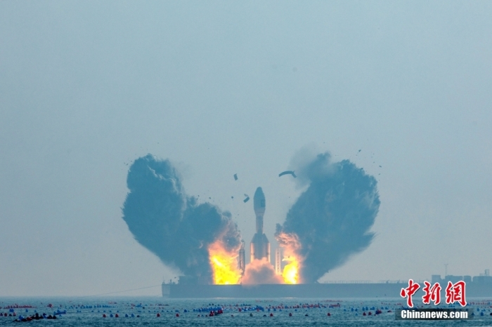 北京時間1月11日13時30分，引力一號遙一運載火箭由太原衛(wèi)星發(fā)射中心在山東海陽附近海域點火升空，將云遙一號18～20星3顆衛(wèi)星送入預定軌道，飛行試驗任務獲得圓滿成功。這是引力一號火箭首次飛行，創(chuàng)造全球最大固體運載火箭、中國運力最大民商火箭紀錄。圖/太原衛(wèi)星發(fā)射中心