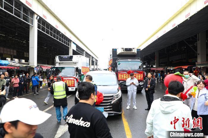 運載蔓越莓車隊前，不少民眾正在圍觀打卡。 王偉臣 攝