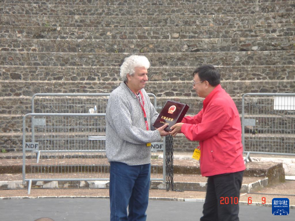 這是2010年帕特里克·索米耶（圖左）獲頒北京市人民政府授予的“長城友誼獎”時的資料照片。新華社發(fā)（受訪對象供圖）
