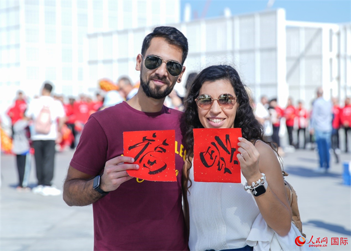 游客展示“福”字。人民網(wǎng) 塔里克·易卜拉欣攝