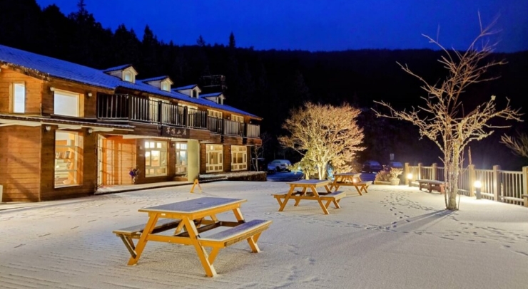 位在宜蘭縣內(nèi)的太平山森林游樂區(qū)23日凌晨開始下雪，園區(qū)翠峰山屋前一片雪白。圖片來源：臺灣“中央社”。
