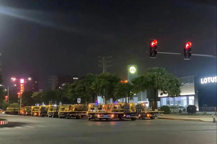 有多輛拖車出現(xiàn)在東莞寮步汽車城門口。視頻截圖
