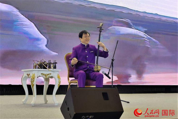 二胡演奏家、國(guó)家一級(jí)演員王之輝演奏《新春樂(lè)》。人民網(wǎng)記者 于宏建攝