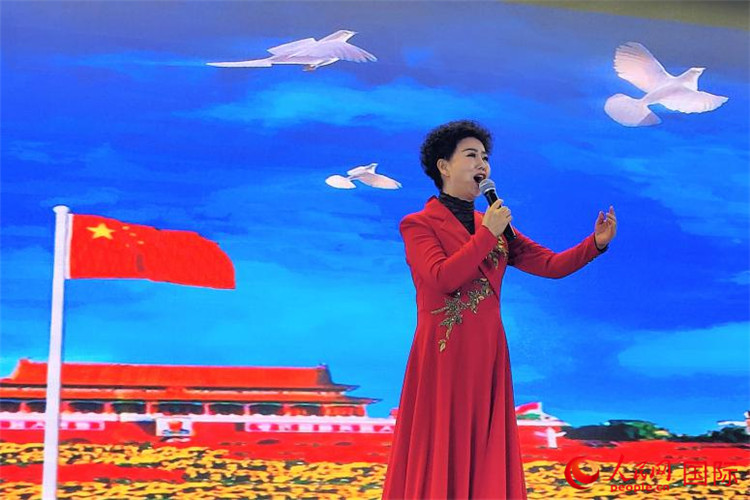 女高音歌唱家、國(guó)家一級(jí)演員江如虹演唱《我愛(ài)你中國(guó)》。人民網(wǎng)記者 于宏建攝