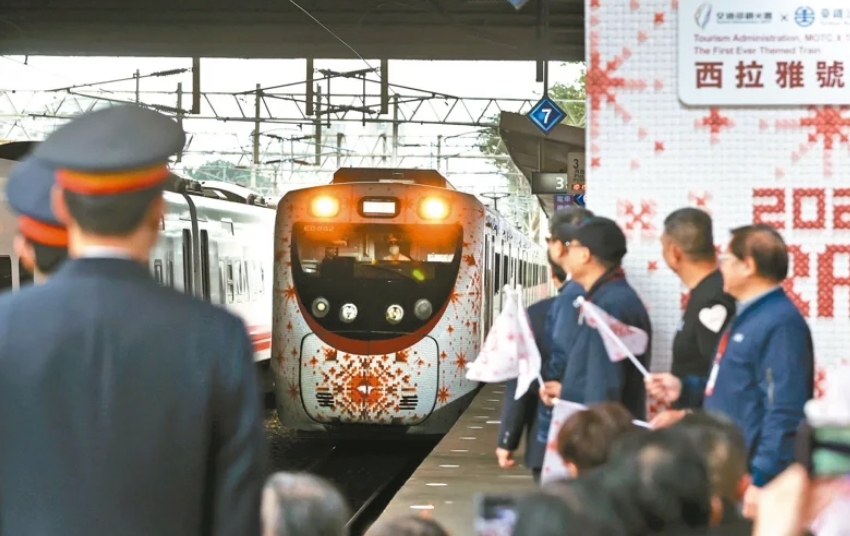 圖為彩繪列車“SIRAYA西拉雅號”。圖片來源：臺灣《聯(lián)合報》侯永全攝