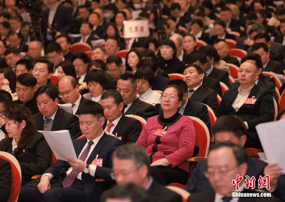 1月23日，安徽省第十四屆人民代表大會第二次會議在合肥開幕。圖為代表委員認真聽取政府工作報告。