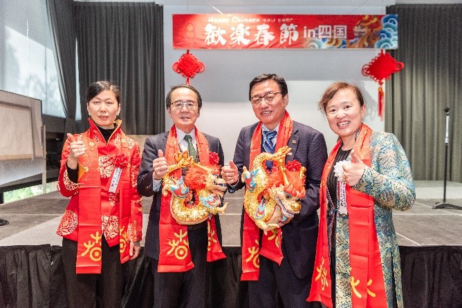 向池田知事、大西市長贈送“歡樂春節(jié)“吉祥龍。從左到右為魏有美副總領(lǐng)事、池田豊人知事、大西秀人市長、馬曉琛主任。中國駐大阪旅游辦事處供圖