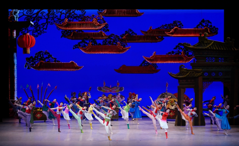 1月26日晚，中央芭蕾舞團(tuán)賀歲芭蕾舞劇《過(guò)年》作為開(kāi)幕演出，亮相阿布扎比國(guó)際藝術(shù)節(jié)，圖為劇照。中央芭蕾舞團(tuán)供圖