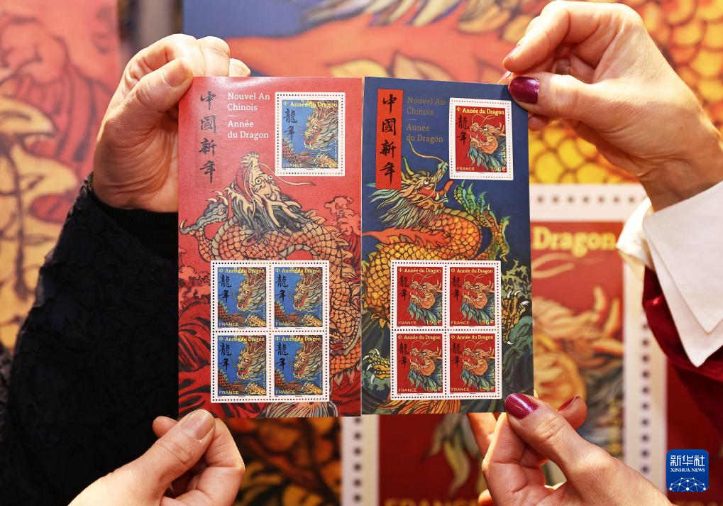 這是1月26日在法國巴黎拍攝的龍年生肖紀(jì)念郵票。新華社記者 高靜 攝