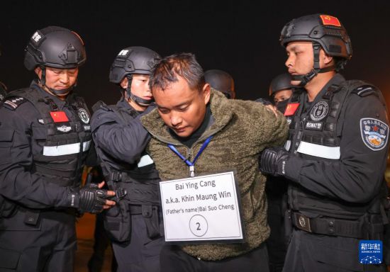1月30日，在緬甸內(nèi)比都國際機(jī)場(chǎng)，緬甸警方依法向我公安機(jī)關(guān)移交緬北重大犯罪嫌疑人白應(yīng)蒼。新華社記者 殷剛 攝