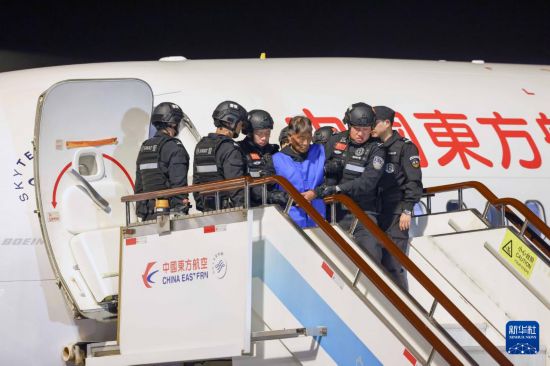 1月30日，在云南昆明長(zhǎng)水機(jī)場(chǎng)，緬北重大犯罪嫌疑人白所成被我公安機(jī)關(guān)成功押解回國。新華社記者 殷剛 攝