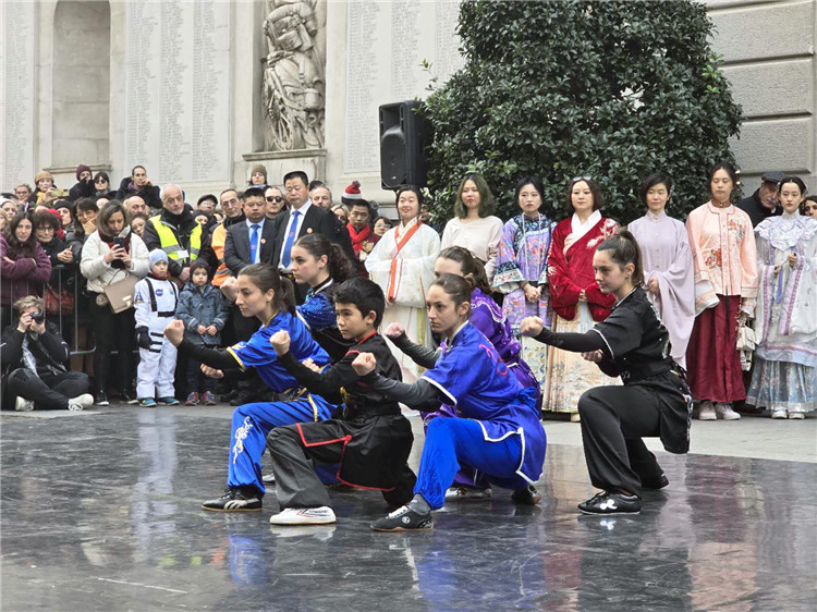 當?shù)匚湫g學院進行武術表演。張錫琪攝