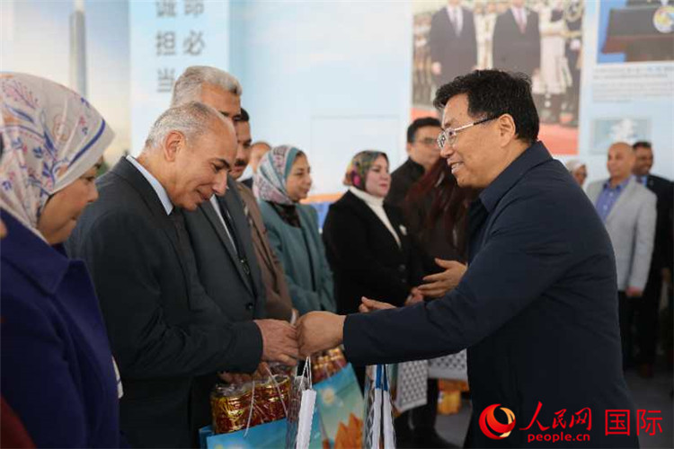 中建埃及分公司董事長常偉才為埃及師生發(fā)放新年禮包。人民網(wǎng)記者 黃培昭攝