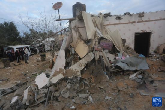 2月5日，在加沙地帶南部城市拉法，人們查看以軍空襲后的建筑廢墟。新華社發(fā)（哈立德·奧馬爾攝）