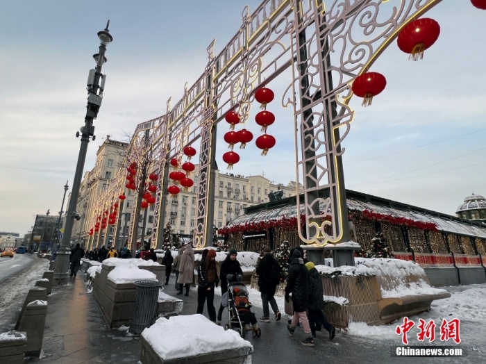 當(dāng)?shù)貢r(shí)間2月9日，中國農(nóng)歷新年慶?；顒?dòng)啟動(dòng)儀式在莫斯科市中心的卡梅爾格爾斯基巷舉行。圖為特維爾大街裝飾的中國大紅燈籠。<a target='_blank' href='/'><p  align=