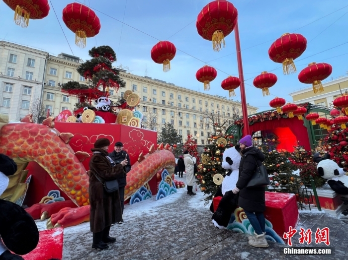 當(dāng)?shù)貢r(shí)間2月9日，中國農(nóng)歷新年慶?；顒?dòng)啟動(dòng)儀式在莫斯科市中心的卡梅爾格爾斯基巷舉行。中國駐俄大使張漢暉，俄羅斯外交部發(fā)言人扎哈羅娃，以及俄羅斯文化部和莫斯科市政府官員出席。慶祝活動(dòng)將持續(xù)至18日。圖為當(dāng)?shù)孛癖娫谔鼐S爾廣場與大熊貓玩偶合影。<a target='_blank' href='/'><p  align=